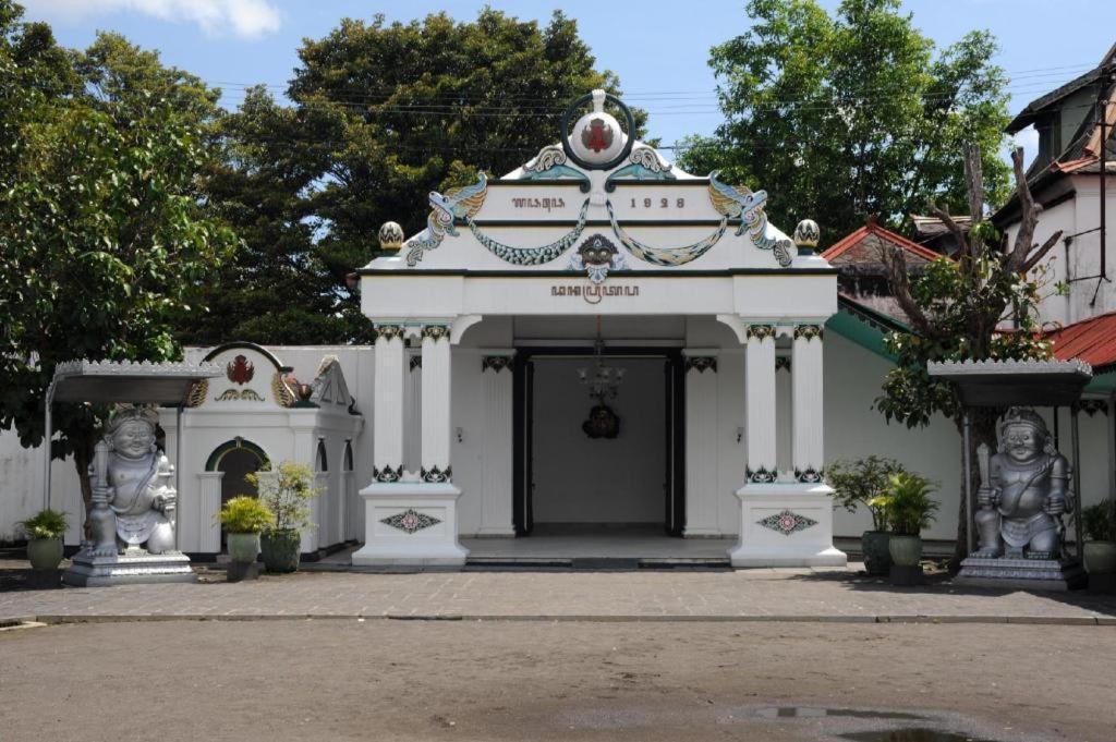 Tasneem Hotel Malioboro ジョグジャカルタ エクステリア 写真